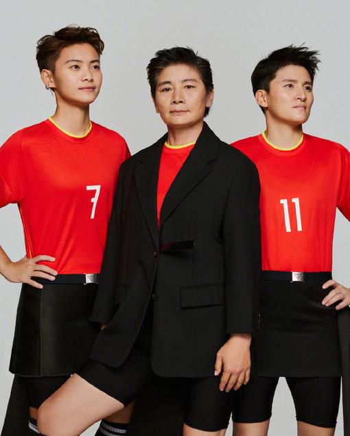 阿斯报称，巴萨医疗服务团队已经说服阿隆索接受手术治疗，他预计伤停两个月时间，目前球员正在等待确认手术日期。